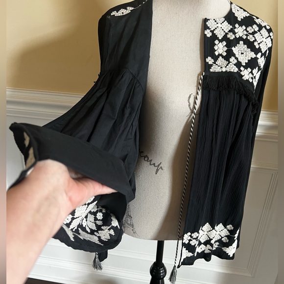 Mossimo, Black & Ivory embroidered open front Boho fringed blouse/cardigan. - Picture 9 of 15